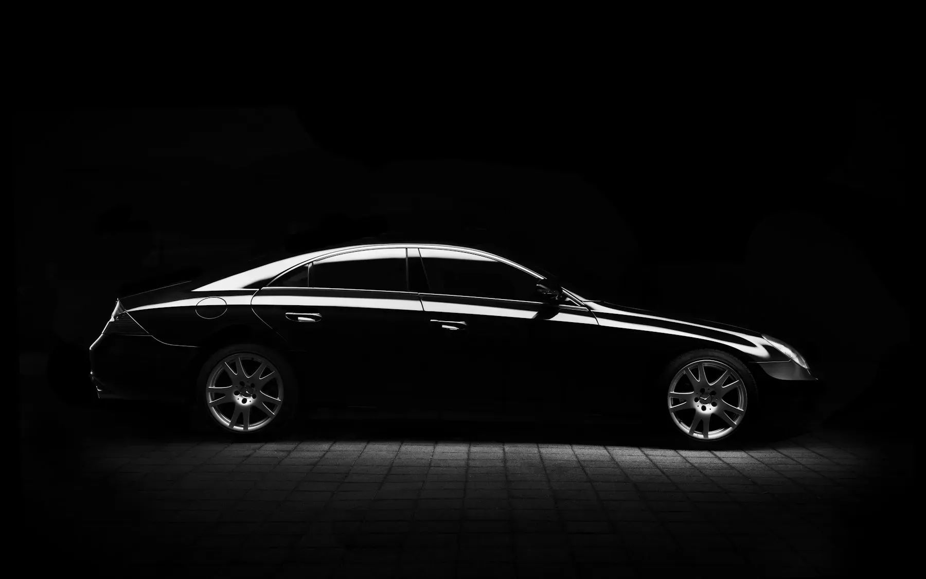 Carro no box, pronto para o diagnóstico